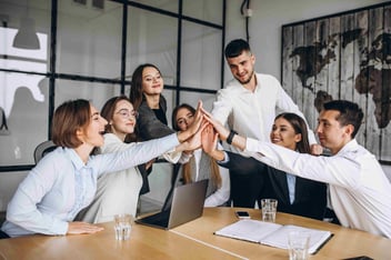 equipo de trabajo de rh celebra el exito de su programa de becarios