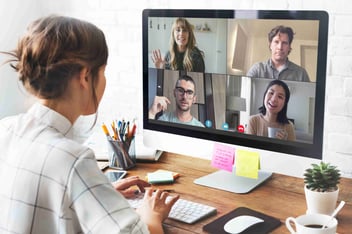 una joven se conecta a su programa de practicas profesionales desde una laptop