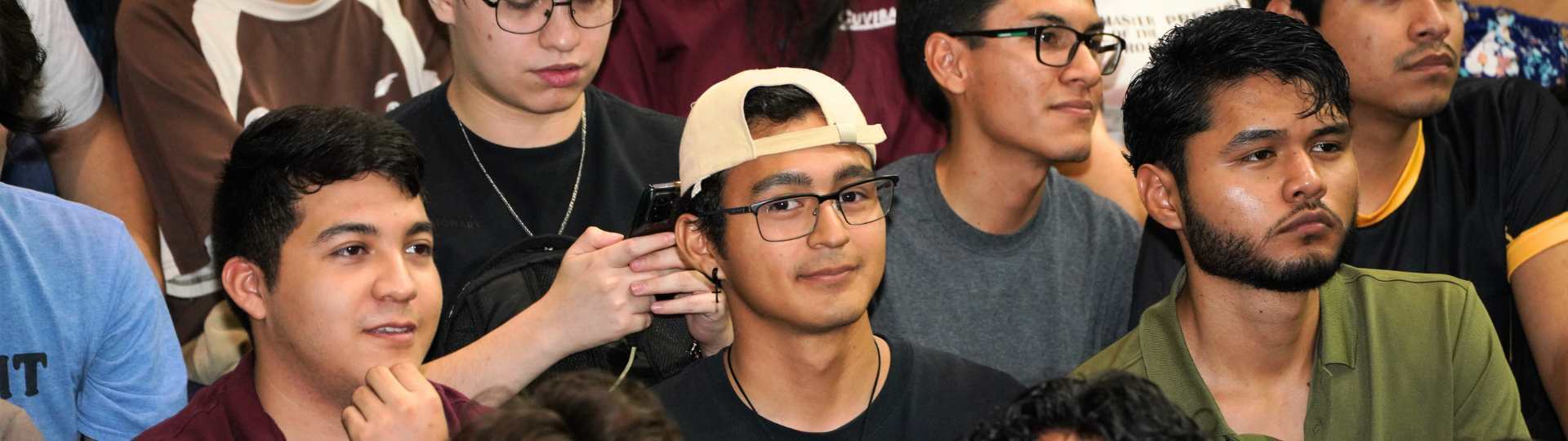 requisitos para contratar becarios